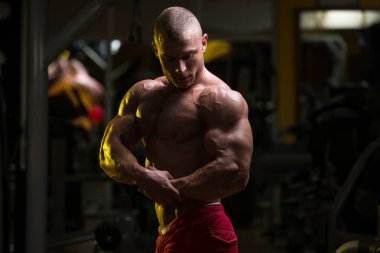 spor salonunda duran ciddi vücut geliştirmeci