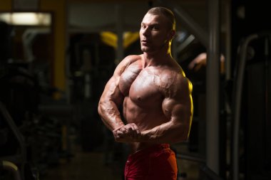 Spor salonunda güçlü duran