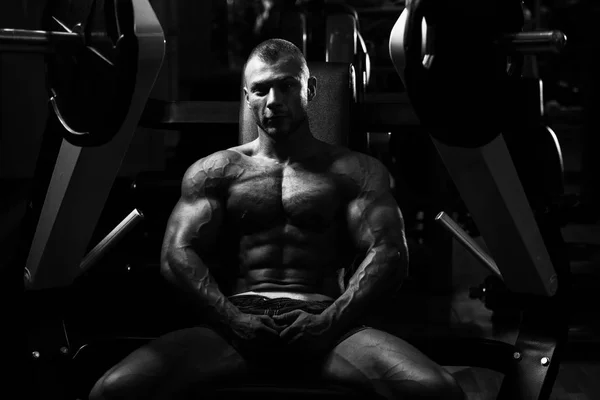 Hombre muscular después del ejercicio Descansando en el gimnasio —  Fotos de Stock