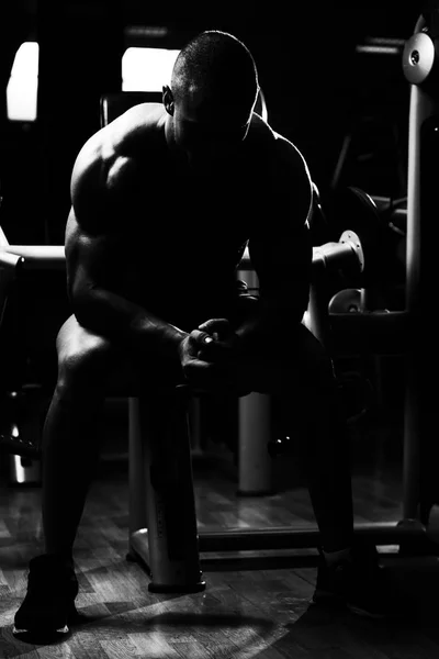 Atrakcyjne młody mężczyzna odpoczynek w siłowni Afther ćwiczenia — Zdjęcie stockowe