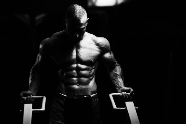 Hombre haciendo ejercicio de peso pesado para Trapezius —  Fotos de Stock