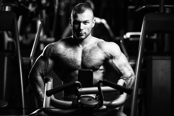 Hombre muscular después del ejercicio Descansando en el gimnasio —  Fotos de Stock