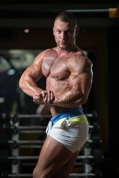 Портрет фітнес м'язистого чоловіка — стокове фото