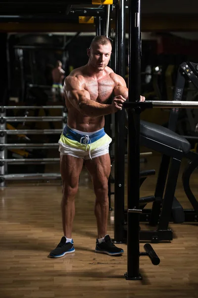 Muskelprotz nach Sport im Fitnessstudio — Stockfoto
