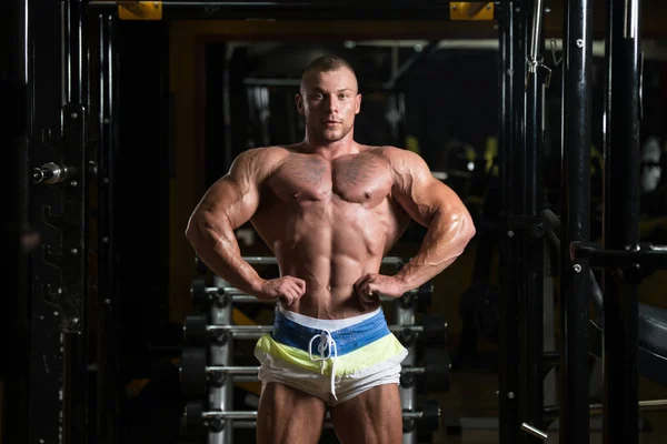 Retrato de un hombre muscular de fitness — Foto de Stock