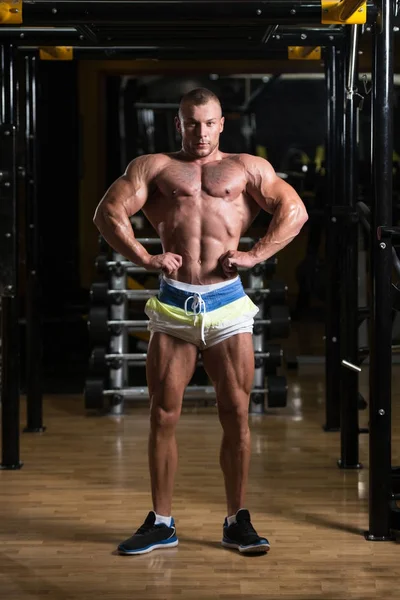 Bodybuilder flexar muskler — Stockfoto