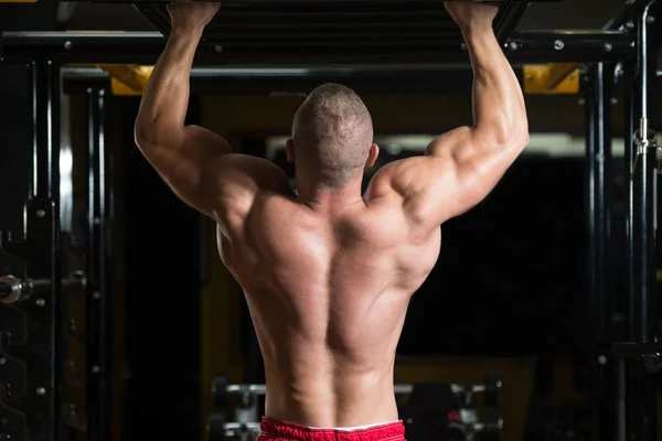 Bodybuilder doen pull ups beste terug oefeningen — Stockfoto