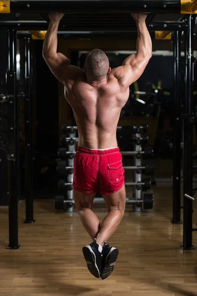 Kroppsbyggare gör pull ups bästa ryggövningar — Stockfoto