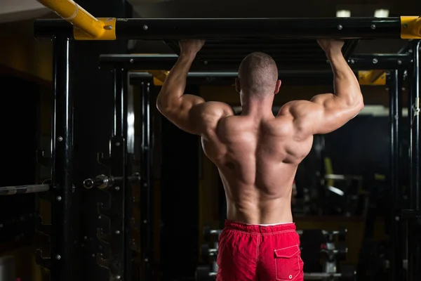 Bodybuilder doen pull ups beste terug oefeningen — Stockfoto