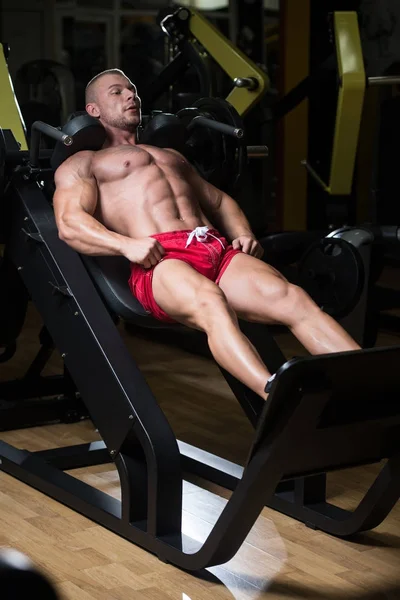 Ejercicios de cuádriceps en el gimnasio —  Fotos de Stock