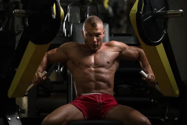Fitness-Mann trainiert Brust im Fitnessstudio — Stockfoto