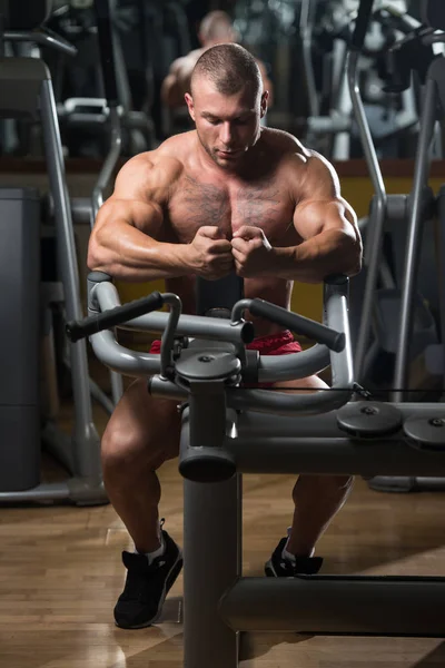 Attraktiver junger Mann ruht sich nach dem Sport im Fitnessstudio aus — Stockfoto