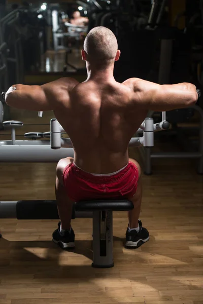 Atleta fazendo exercício de peso pesado para as costas — Fotografia de Stock