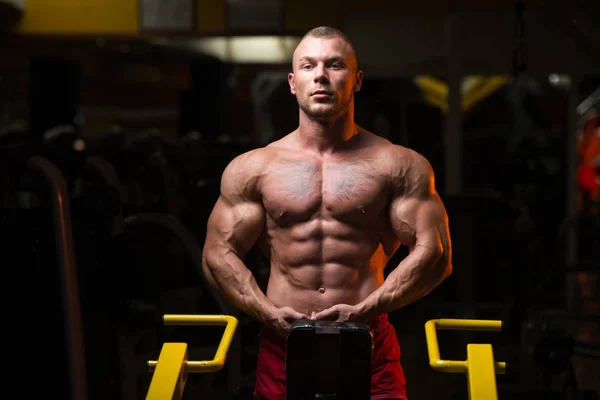 Retrato de un hombre musculoso físicamente en forma — Foto de Stock