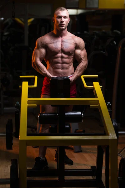 BodyBuilder sérieux debout dans la salle de gym — Photo