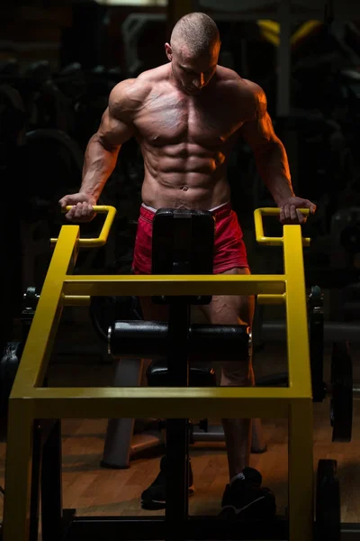 Hombre haciendo ejercicio de peso pesado para Trapezius —  Fotos de Stock