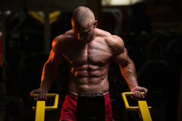 Mięśni Model robi ciężkich ćwiczeń dla czworoboczny — Zdjęcie stockowe
