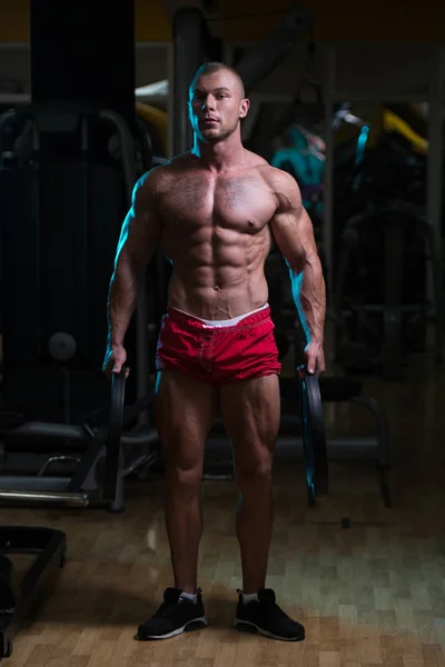 Bodybuilder mit Gewichten in der Hand — Stockfoto