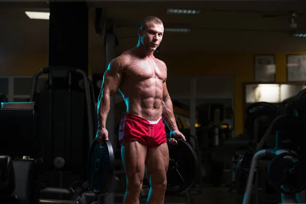 Bodybuilder met gewichten In Hand — Stockfoto