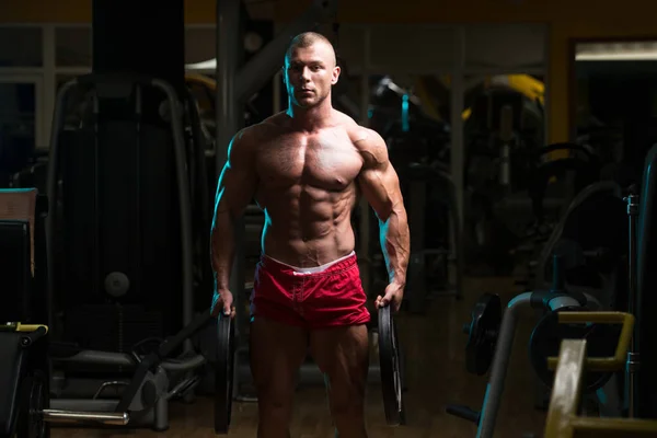 Bodybuilder mit Gewichten in der Hand — Stockfoto