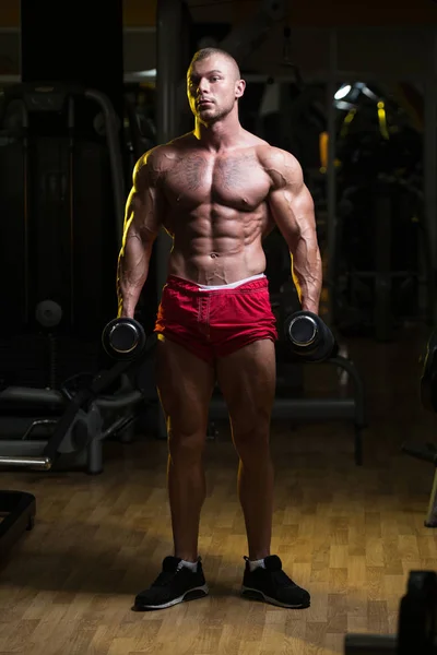 Mannen med hantlar tränar Biceps — Stockfoto
