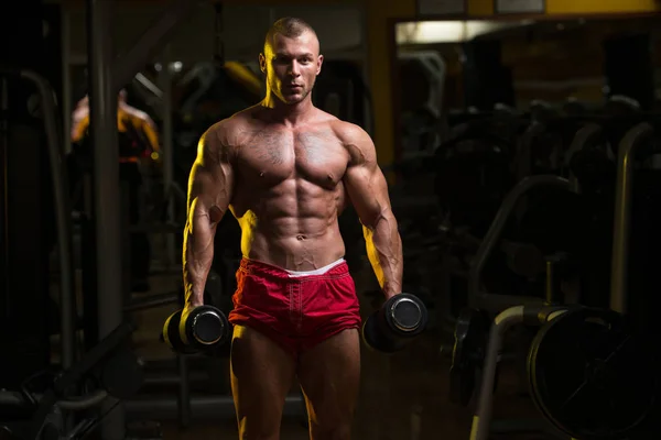 Ejercicio de bíceps con sombrillas en un gimnasio — Foto de Stock