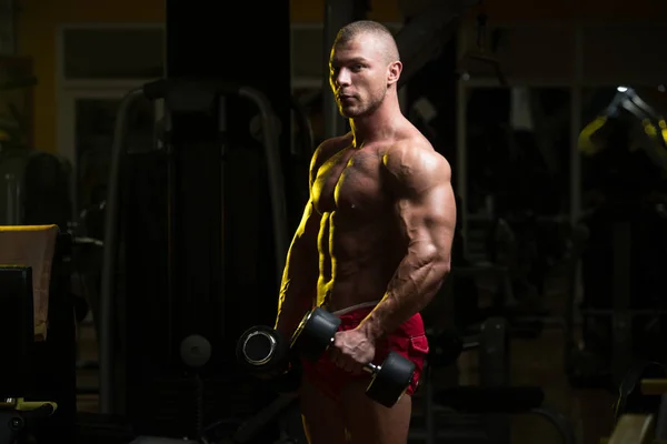 Homme avec haltères exercice Biceps — Photo