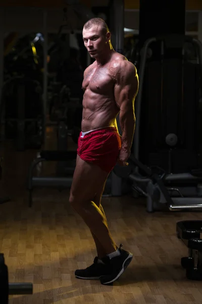 Красивий м'язистий чоловік гнучкі м'язи в тренажерному залі — стокове фото
