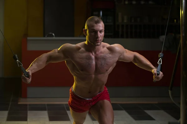 Bröst träning kabel Crossover i Gym — Stockfoto