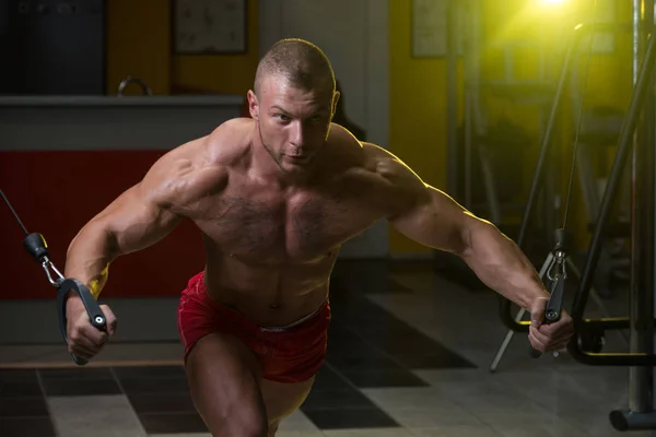 Atleta está trabajando Crossover de cable de entrenamiento en el pecho — Foto de Stock