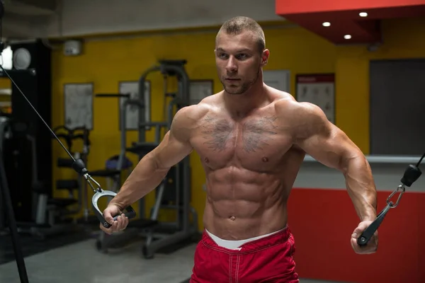 Crossover de cable de entrenamiento en el pecho en el gimnasio — Foto de Stock