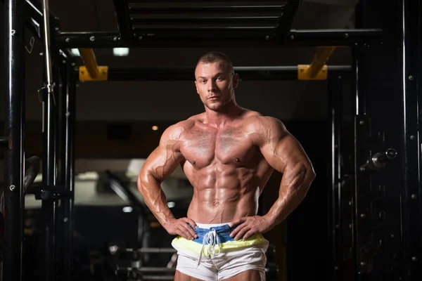 De pie fuerte en el gimnasio — Foto de Stock