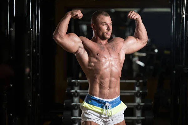 Bodybuilder posiert nach Übungen mit Bizeps — Stockfoto