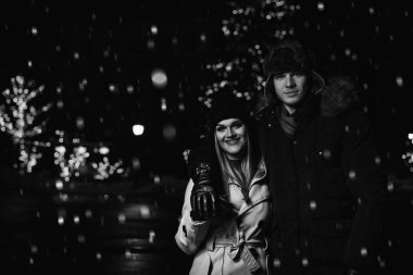 mutlu çiftimiz Noel ağacı sarılma