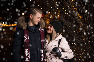 Noel aşık çift Noel Bokeh pazarında