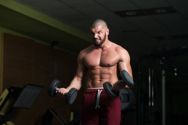 Spor salonunda bikini çalışan adam - Aptal konsantrasyon kıvrımları