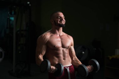 Spor salonunda bikini çalışan adam - Aptal konsantrasyon kıvrımları