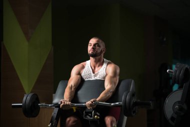 Kas Adam Spor Salonunda Halterli Kollar için Ağır Ağırlık Egzersizi Yapıyor