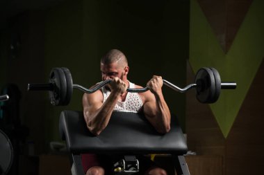 Kas Adam Spor Salonunda Halterli Kollar için Ağır Ağırlık Egzersizi Yapıyor