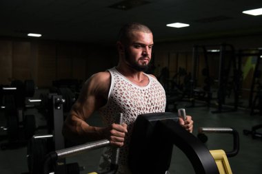 Yakışıklı Vücut Geliştirici Makineye Geri Dönmek İçin Ağır Ağırlık Egzersizi Yapıyor