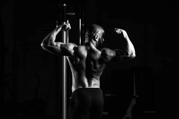 Hombre Joven Guapo Pie Fuerte Gimnasio Músculos Flexión Muscular Atlético —  Fotos de Stock