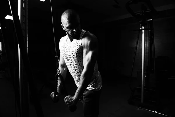 Svalová Fitness Kulturista Dělá Těžké Tělesné Cvičení Pro Triceps Stroji — Stock fotografie
