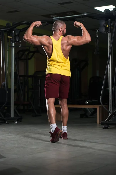 Jeune Homme Bonne Santé Debout Fort Dans Salle Gym Les — Photo