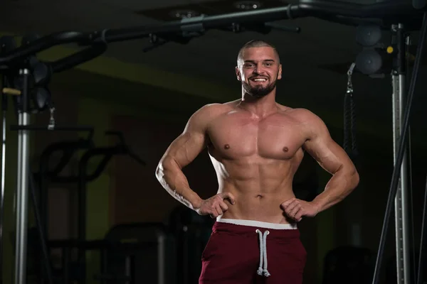 Friska Unga Man Står Stark Gymmet Och Böjning Muskler Muskulös — Stockfoto