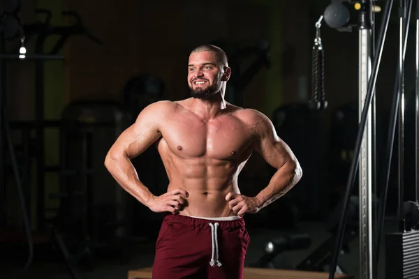 Retrato Jovem Fisicamente Apto Homem Mostrando Seu Corpo Bem Treinado — Fotografia de Stock