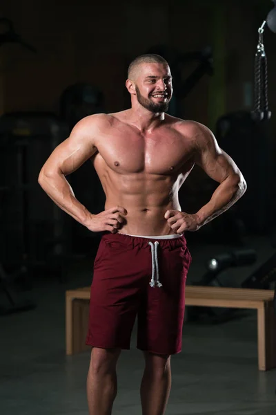 Beau Jeune Homme Debout Fort Dans Gymnase Les Muscles Flexibles — Photo