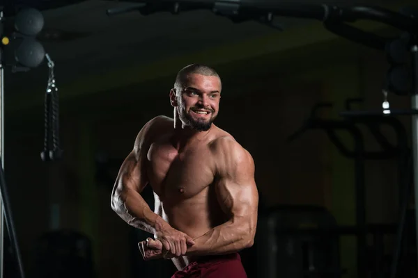 Friska Unga Man Står Stark Gymmet Och Böjning Muskler Muskulös — Stockfoto