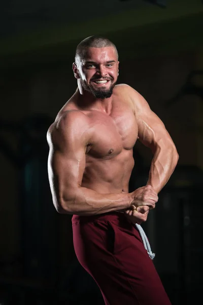 Portrét Mladého Fyzicky Fit Muž Ukazuje Své Dobře Vycvičené Tělo — Stock fotografie