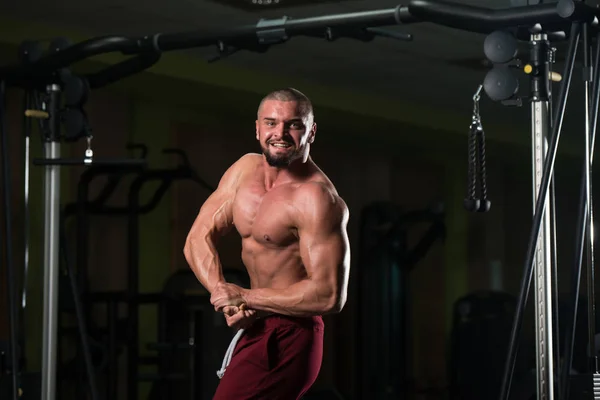 Stilig Ung Man Står Stark Gymmet Och Böjande Muskler Muskel — Stockfoto