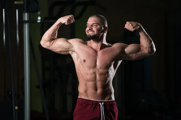 よく訓練された体を示す若い身体フィット男の肖像 運動後の筋肉運動体ビルダーフィットネスモデルのポーズ — ストック写真